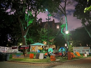 美大生露營守護賓州居民　籲校方實踐補償承諾