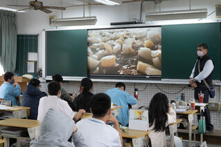 本土語傳承保衛戰：現行教師與學生間的多重混亂