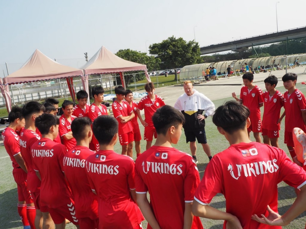丹麥教練無償創足球隊鼓勵學生勇敢追夢 | 華視新聞